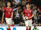 Zklamaní etí fotbalisté Vladimír Darida a Tomá Souek po jednom z...