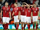 PO VÝPRASKU. etí fotbalisté opoutjí trávník ve Wembley po prohe 0:5 s...