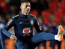 Brazilský útoník Richarlison se rozcviuje na zápas proti eské fotbalové...