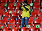 Brazilský fanouek si fotí Eden ped výkopem zápasu proti eské reprezentaci.
