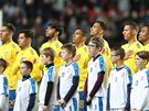 Braziltí fotbalisté ped utkáním s eskem zpívají státní hymnu.