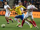 Brazilský útoník Roberto Firmino se prodírá mezi dvojicí eských fotbalist....