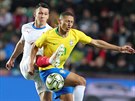 Reprezentaní stoper Marek Suchý odkopává balon brazilskému útoníkovi...