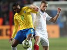 Záloník Tomá Souek bojuje o balon s brazilským bekem Alexem Sandrem.