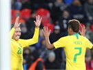 OTOILI JSME TO. Braziltí fotbalisté Roberto Firmino a David Neres slaví v...