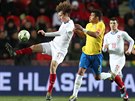 eský reprezentant Alex Král odkopává balon ped brazilským kapitánem Thiagem...