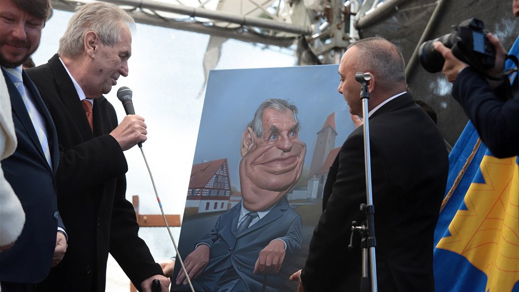 Zeman navštívil Milhostov, kde ho volil skoro každý. Darem dostal karikaturu