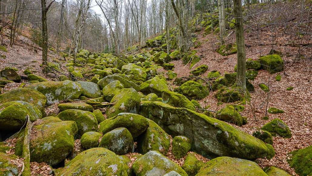 Obrovské balvanité mo�e, které se p�ed vámi bez varování objeví, p�ipomíná...