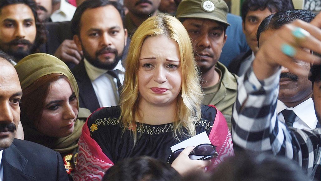 eka Tereza Hlková krátce poté, co ji pákistánský soud poslal na 8 let a 8...