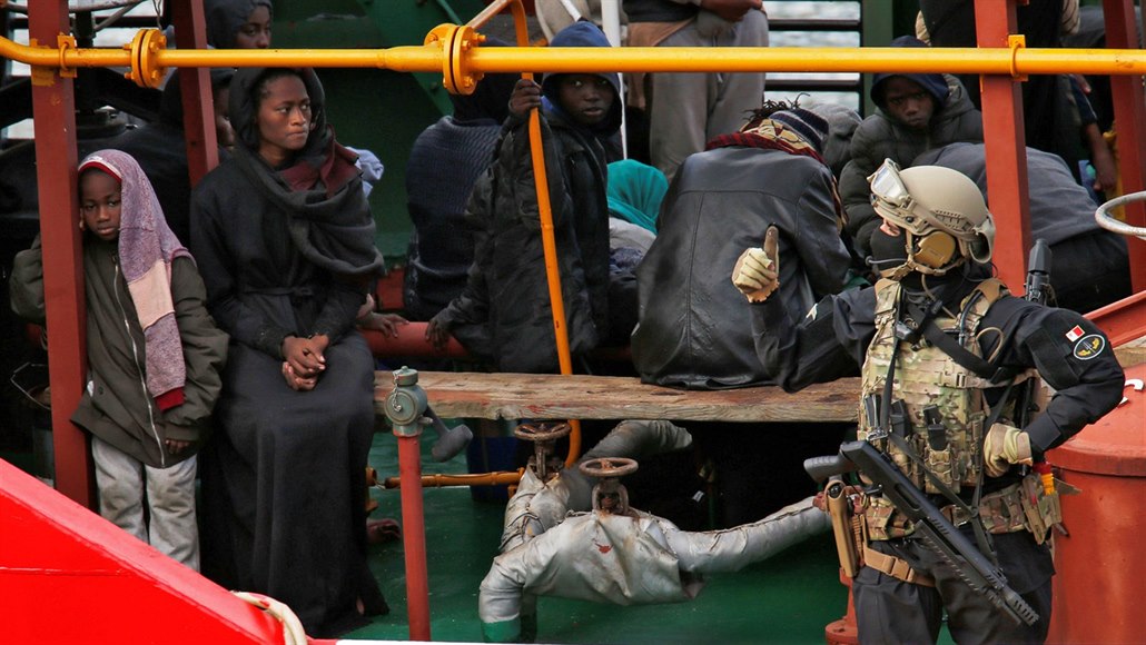 Jeden z členů maltského komanda hlídá migranty na palubě nákladní lodi El Hiblu...