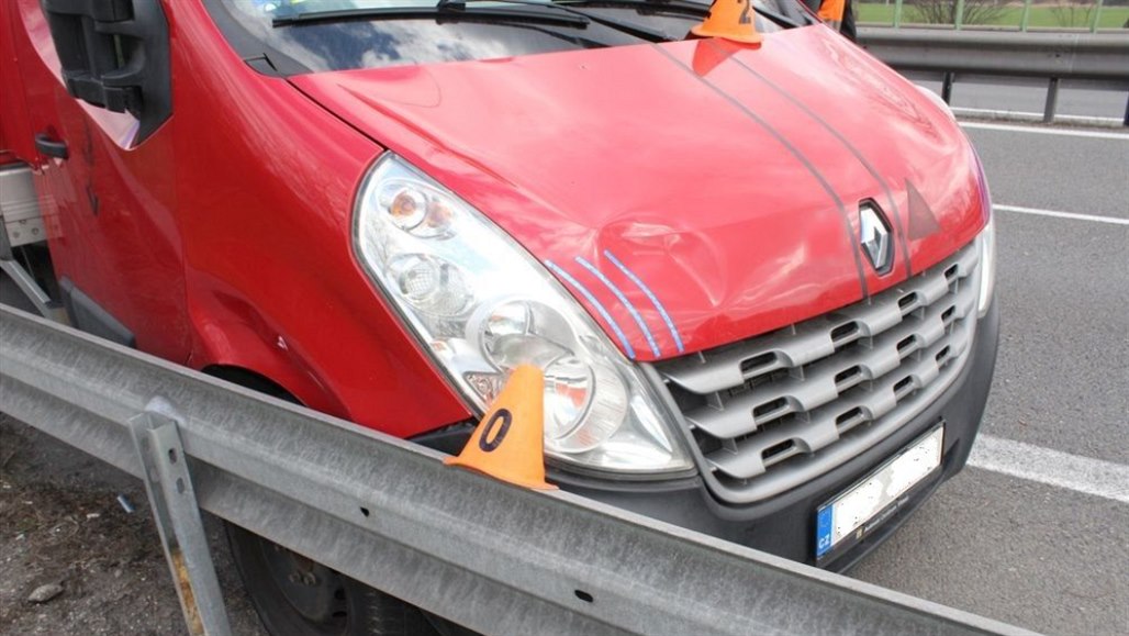 �idi� porouchaného auta p�ijal na D46 nabídku pomoci s odtahem od dal�ího...