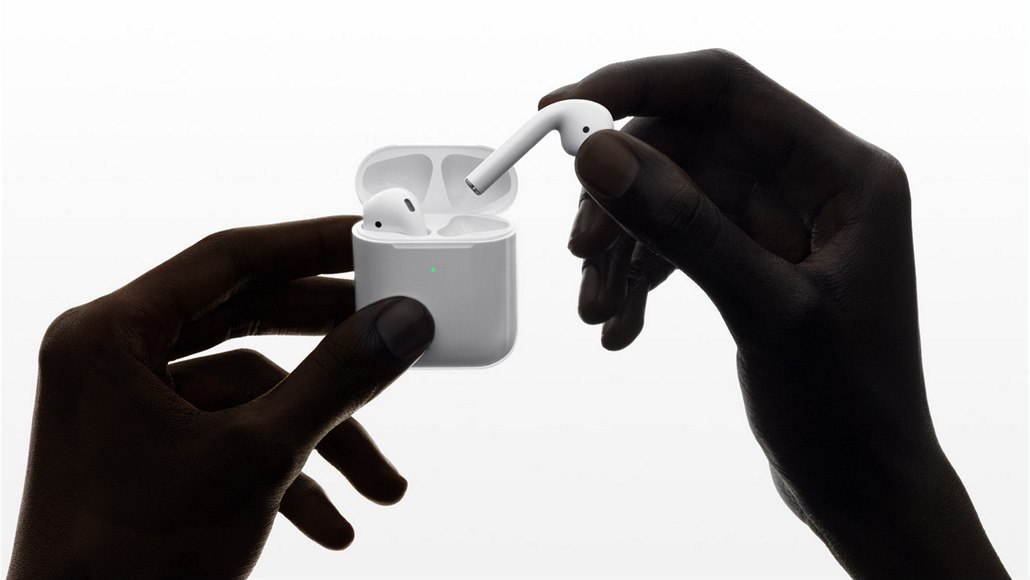 Apple ukázal druhou generaci svých bezdrátových sluchátek. Vydrží déle