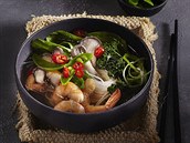 Asijská nudlová polévka s houbami a krevetami