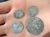 V rohu jedné z místnosti Mederova domu se našly čtyři mince, nejstarší je z...