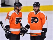 Jakub Vorek (vlevo) a Radko Gudas by mli na prahu pt sezony NHL dorazit...