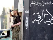 Bojovník Islámského státu v syrském městě Rakká roce 2014