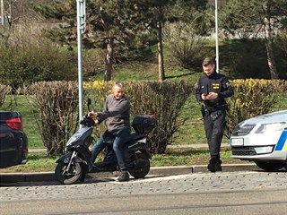 exprimatora P.Bema zastavila hlidka PCR, kdyz jezdi bez helmy
