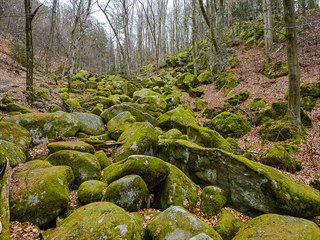 Obrovské balvanité moře, které se před vámi bez varování objeví, připomíná...