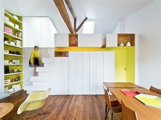 Mansardový byt na Montmartru se stal domovem a ateliérem mladé módní návrhářky.