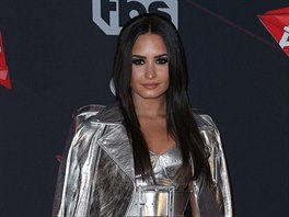 Zpvaka Demi Lovato ve svém outfitu vypadala, jako kdyby piletla z kosmu.