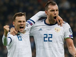 Rut fotbalist Denis eryev (vlevo) a Artjom Dzjuba slav branku v...