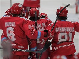 Tinet hokejist se raduj z branky v extraligovm play off proti Vtkovicm.