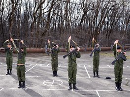 CVIČENÍ SE ZBRANÍ. Kadeti na vojenské škole v ruském Stavropolu předvádějí své...
