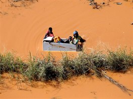 ZÁPLAVY. Po záplavách, které do Mozambiku přinesl cyklón Idai, někteří místní...