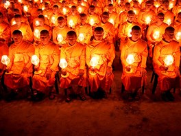 MNIŠI. Nepálští mniši v hlavním městě Káthmándú zapalovali svíčky při...