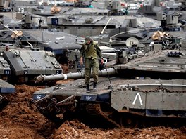 OBRNNÁ LINIE. Izraelský voják stojí na tanku nedaleko hranice s pásmem Gazy na...