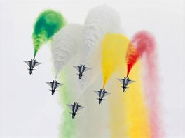 BAREVNÉ OSLAVY. Stíhaky J-10 z akrobatického týmu ínské armády pelétávají...