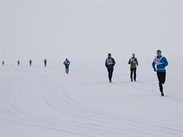 Momentka z uniktnho maratonu pes zamrzl Bajkal.