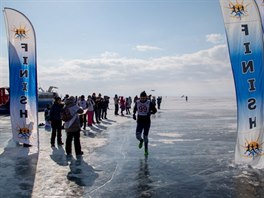 Momentka z uniktnho maratonu pes zamrzl Bajkal.