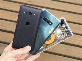 pikové kompaktní smartphony: Sony Xperia XZ2 Compact, Samsung Galaxy S10e a...