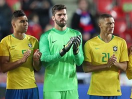 Braziltí reprezentanti ped utkáním s eskem uctívají potleskem památku...