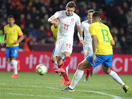 PRÁSK! Záloník David Pavelka stílí a dává gól v pípravném duelu proti...