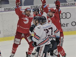 T�ine�tí Ethan Werek (vlevo) a Petr Vrána se radují z gólu v síti Vítkovic.