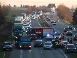 Na dálnici D10 vyjelo auto ze silnice, v následných kolonách policie řešila...