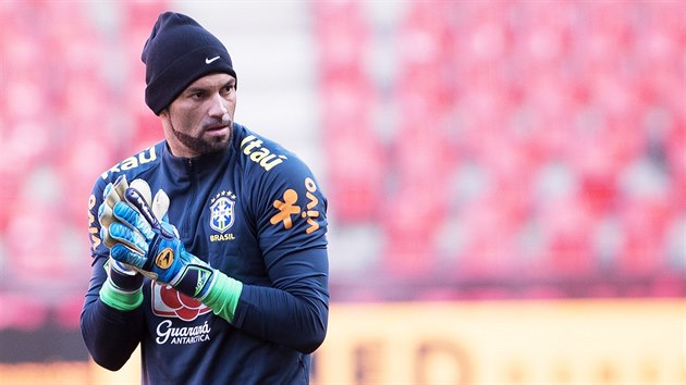 Brank brazilsk fotbalov reprezentace Alisson Becker na trninku v Edenu.