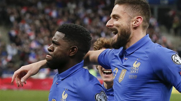 Stelec branky Samuel Umtiti (vlevo) a Olivier Giroud z Francie slav v utkn proti Islandu.