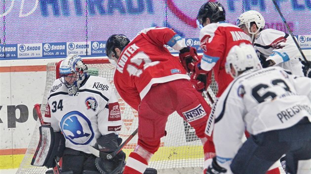 Momentka z utkn Plze vs. Olomouc. Na plzeskho branke Frodla dotr olomouck Knotek.