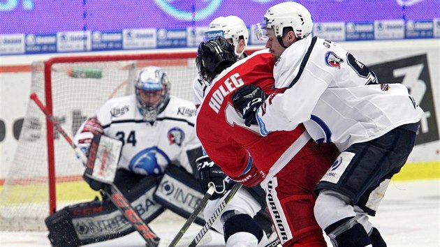 Momentka z utkn Plze vs. Olomouc. Olomouck Holec veze na zdech brncho soupee.