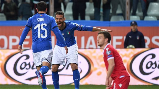 Stefano Sensi a Leonardo Spinazzola z Itálie oslavují gól do sítě Lichtenštejnska.