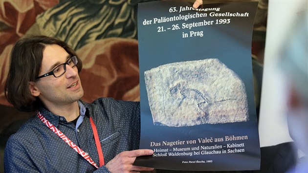 Kastelán zámku Valeč Tomáš Petr a Hlodavec z Valče, první zkoumaná fosilie savce na světě.