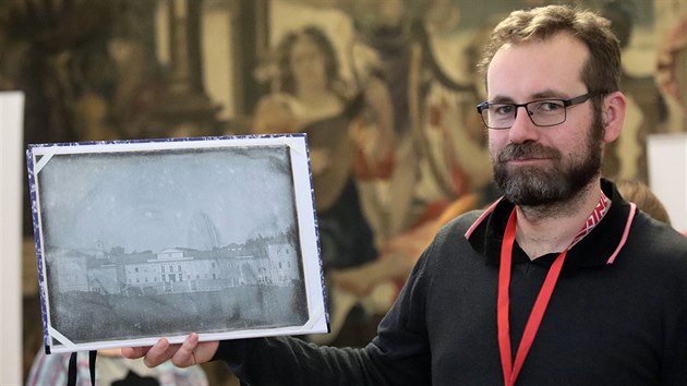 Správce depozitáře zámku Kynžvart Ladislav Novotný předvádí daguerrotypii zámku Kynžvart.