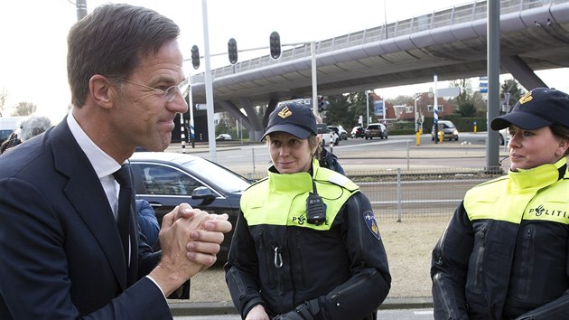 Holandsk premir Mark Rutte dkuje policistm, kte zasahovali pi nedvnm toku v Utrechtu (18. bezna 2019)