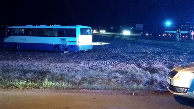 V pardubick mstsk sti Drakovice havaroval autobus, zchrani oetovali zrann (22. bezna 2019)