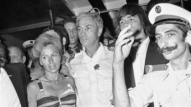 Kapitn letadla Michel Bacos (uprosted v bl koili) na snmku z 5. ervence 1976 po boku sv eny a syna na paskm letiti Orly pot, co byl spolu s posdkou osvobozen ze zajet terorist.