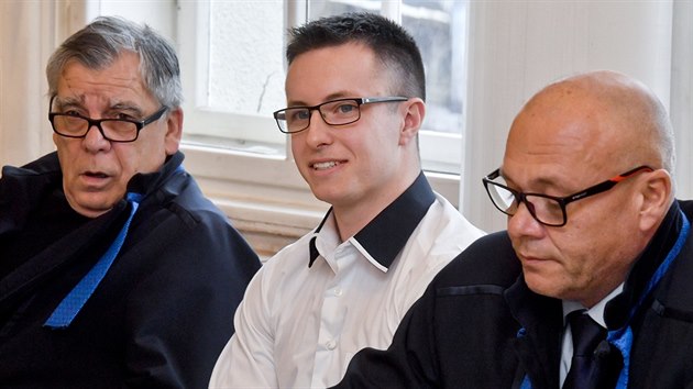 Lukáš Nečesaný a jeho obhájce Oldřich Chudoba (vlevo) po vynesení rozsudku, kterým pražský vrchní soud zprostil Nečesaného viny v případu pokusu o vraždu kadeřnice v Hořicích na Jičínsku. (27. března 2019)
