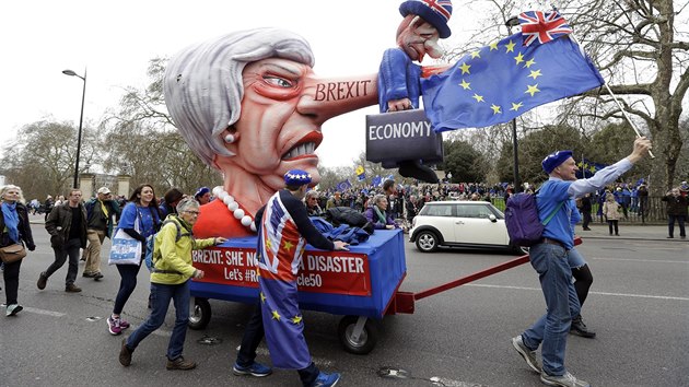 Odprci brexitu demonstruj v Londn s vozkem parodujcm britskou premirku Theresu Mayovou (23. 3. 2019).